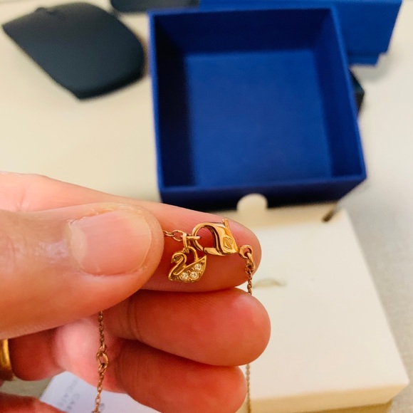 ❌SOLD❌Swarovski Hamsa Rose Gold Necklace - Picture 5 of 5